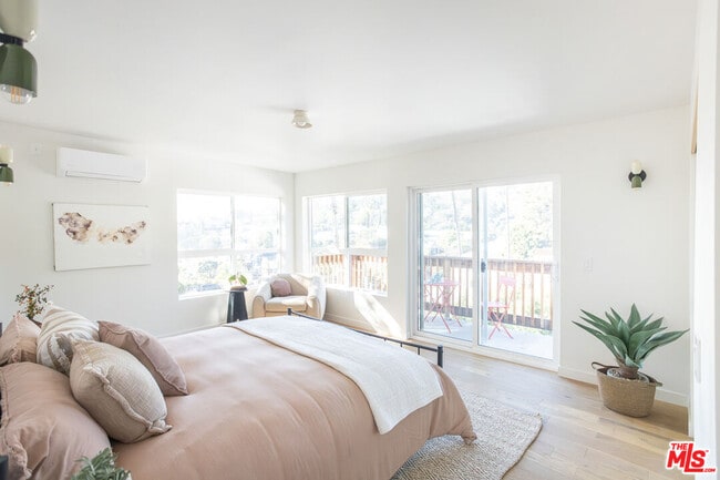 Building Photo - 2210-2214 Echo Park Ave