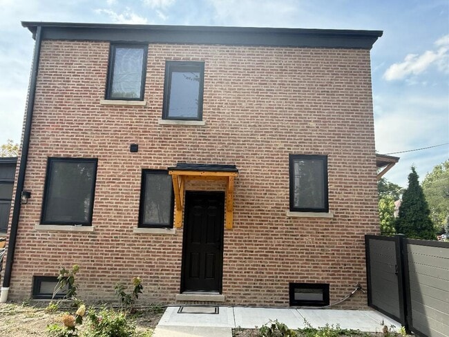 Building Photo - 819 Albion Ave