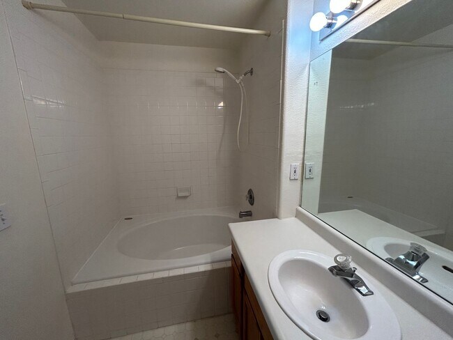 Building Photo - Spacious 2 bedroom and 2 bath.