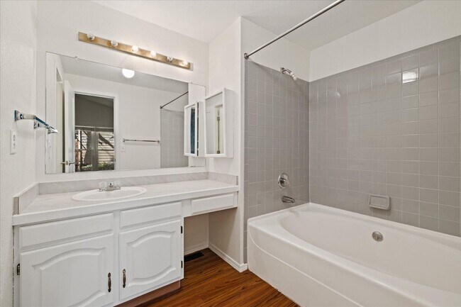 Building Photo - Amazing 4 bedroom, 3 bath home right by St...