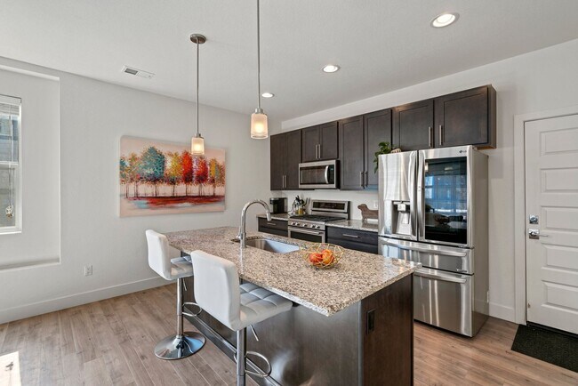 Building Photo - 3 bd/2.5 ba Townhome in Green Mountain Pla...
