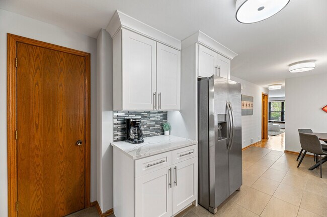 Building Photo - 2034 W Berteau Ave