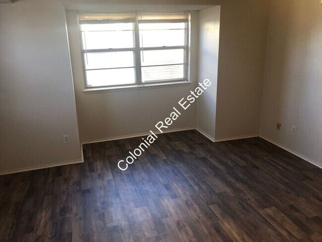 Building Photo - Beautiful, newly renovated, 2 bed 1 1/2 ba...
