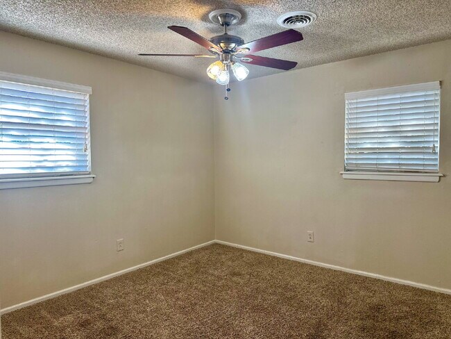 Building Photo - Beautiful 3/2 with a Bonus Room!