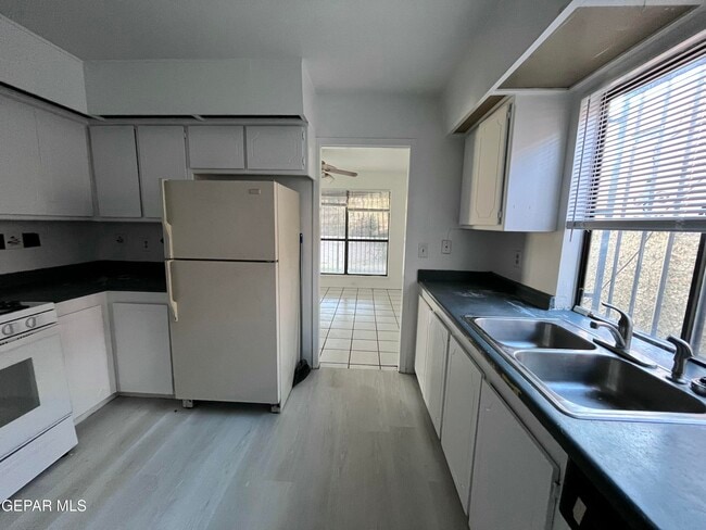 Building Photo - 10418 Ashwood Dr