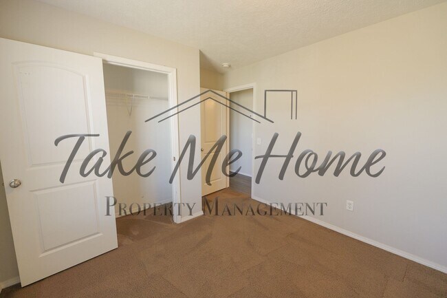 Building Photo - Charming 3 Bedroom