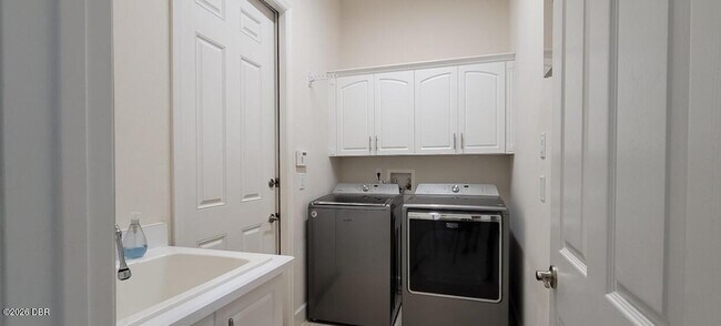 Building Photo - 802 Westwood Dr