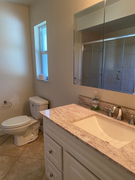 Guest bathroom - 5652 Eichen Cir