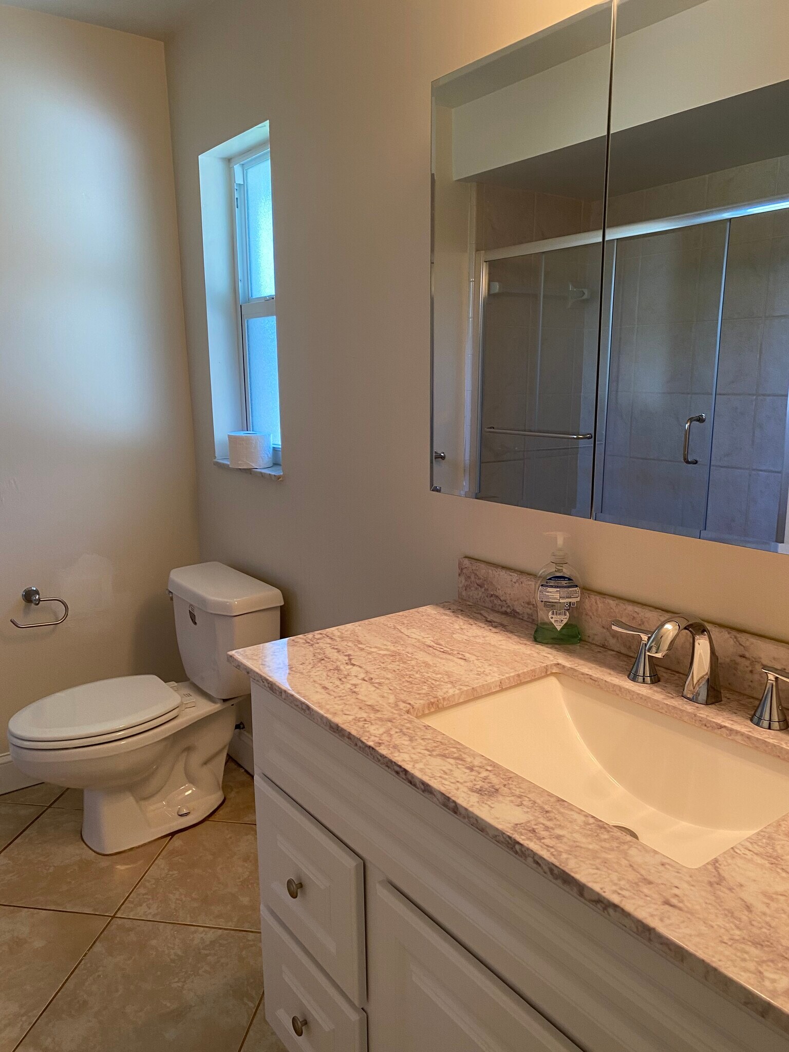 Guest bathroom - 5652 Eichen Cir