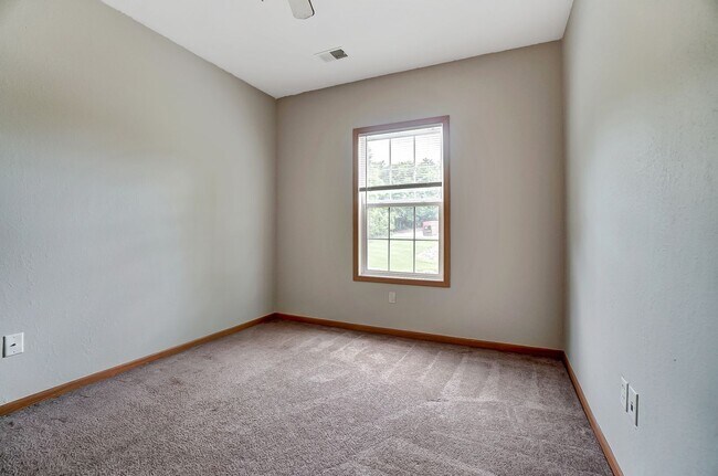 Building Photo - 1117 N Byrne Rd