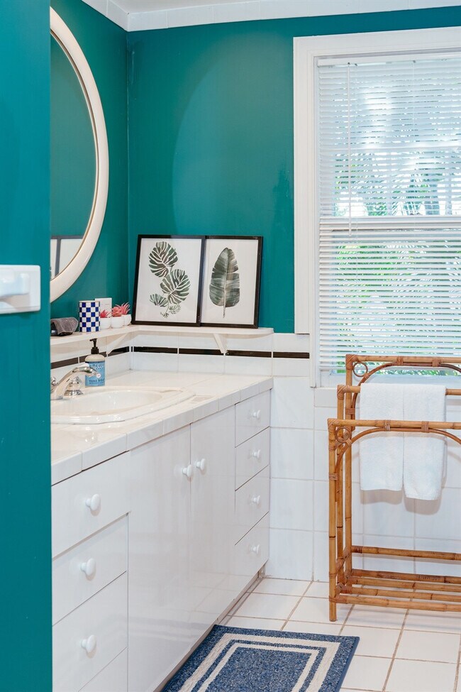 Building Photo - 519 28th St