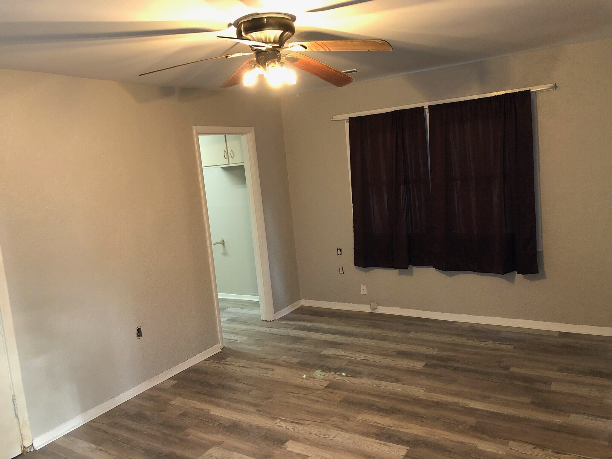 Building Photo - 4515 Elmhurst