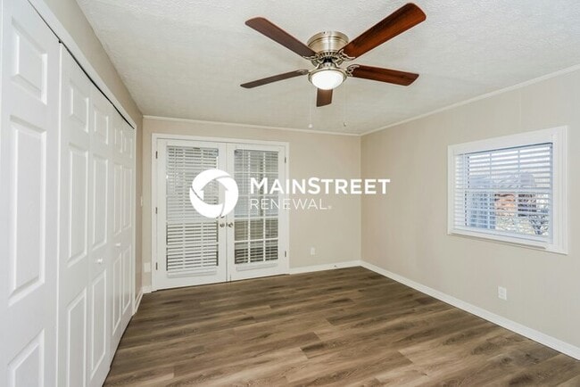 Building Photo - 3 Bedroom Pet-Friendly Home in LOUISVILLE, KY with Main Street Renewal