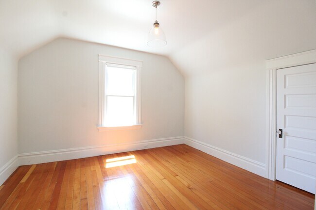 Building Photo - Noe Valley: Renovated Top Floor 2-Story Ap...