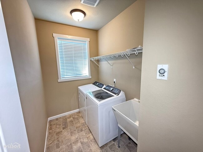 Building Photo - Modern 3-Bed Moxee Home with Huge Fenced Yard & Covered Patio