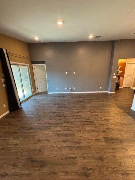 Building Photo - 12464 W Midway Ave