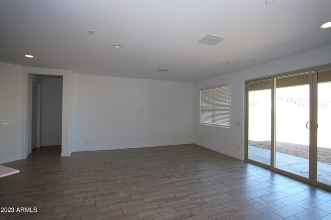 Building Photo - 2540 W Sunland Ave