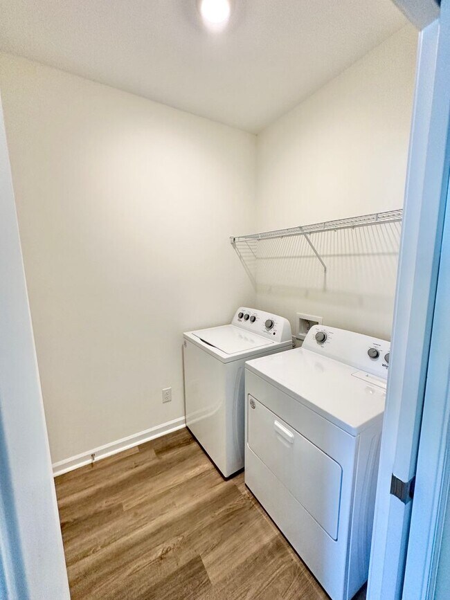 Building Photo - Townhouse with amenity packed neighborhood...