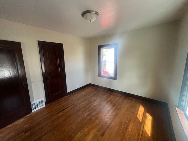 Building Photo - Fully Remodeled 2 Bedroom 1.5 Bathroom House in Moline