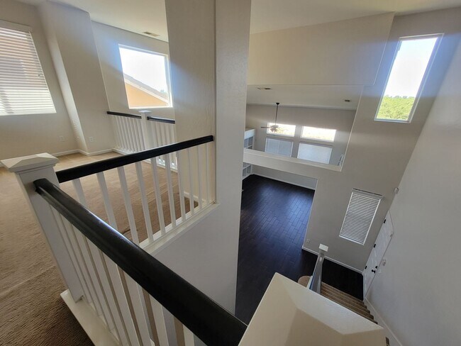 Building Photo - Beautiful 2 bedroom 2.5 bath home in Avalon Gated Community!!