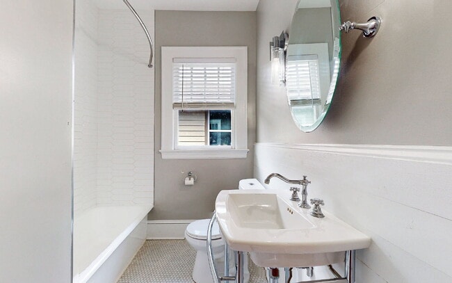 Building Photo - Stunning Upstairs 2-Bed, 1-Bath, Kitchen, ...