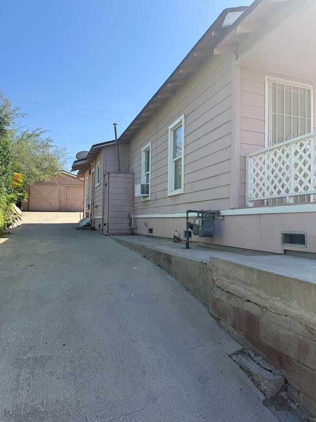 Building Photo - 621 Philippine St