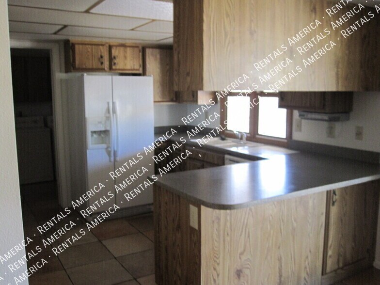 Building Photo - 1028 E Paradise Ln