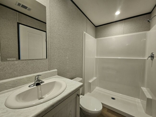 Building Photo - 553 Suwanee Dr