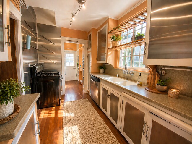 Building Photo - CHARMING! BACKYARD OASIS! REAL HARDWOOD FLOORS! FULL SIZED WASHER/DRYER! OFF OF ADAMS AVE!