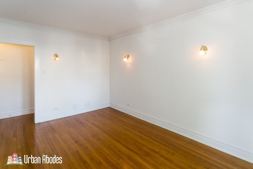 Building Photo - 1913 W Larchmont Ave