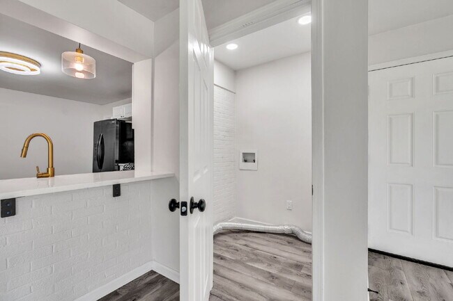 Building Photo - Beautiful 5 Bedroom 3 Bathroom Retreat with Fenced Backyard $2,200/mo rent