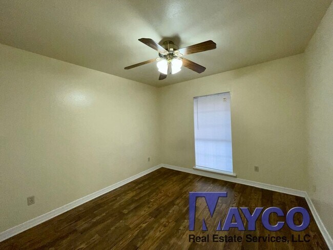 Building Photo - 2 bdrm 1 bth at Grand Oaks Apts.