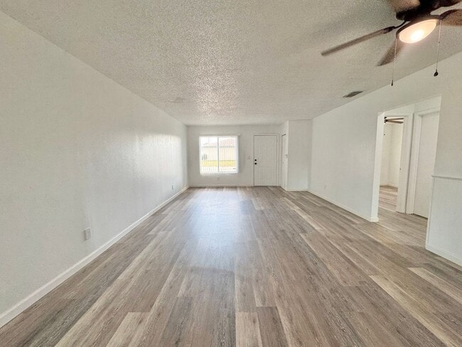 Building Photo - Winter Ridge - End Unit & Canal Front