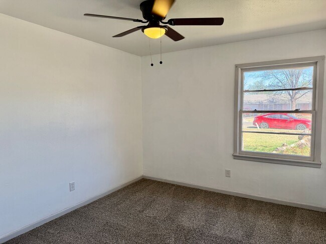 Building Photo - Adorable 3/1.5/1 in Great Location! Minutes from Tech and Hospitals!