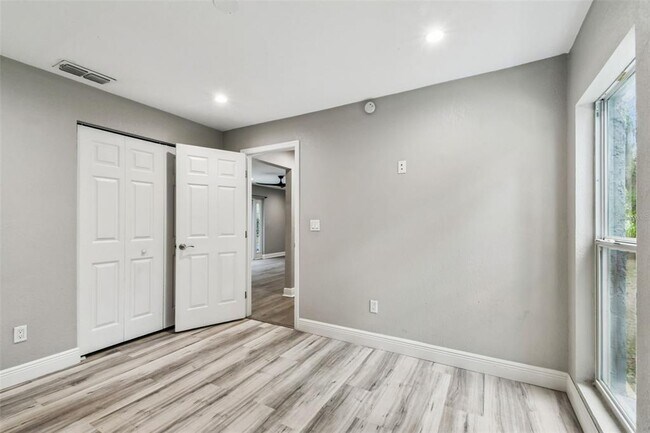 Building Photo - 6005 Lakeside Dr