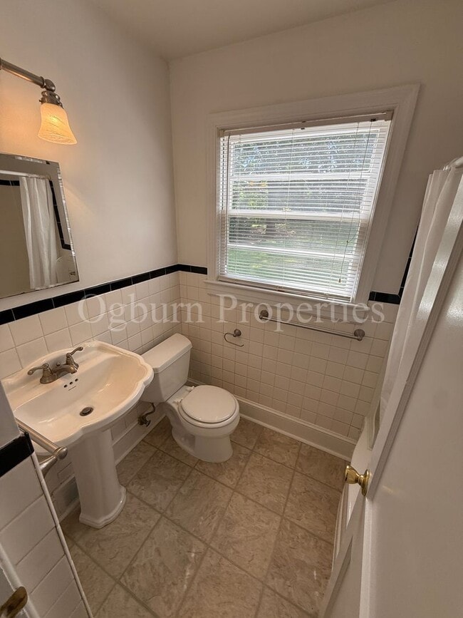 Building Photo - 144 Lawndale Dr