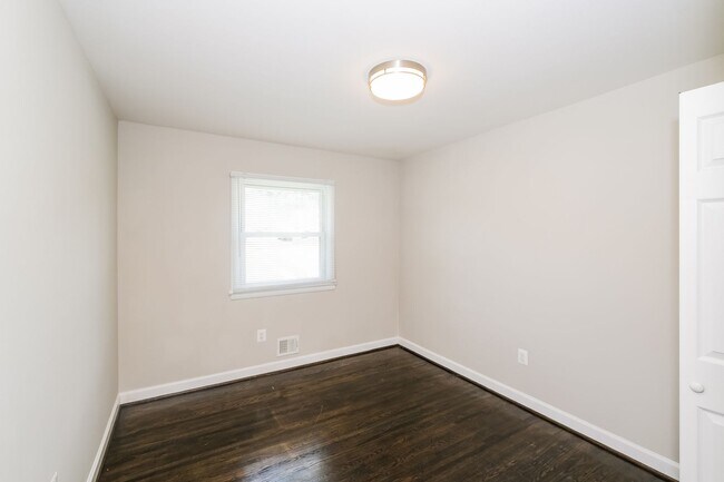 Building Photo - Spacious Single Family Home with backyard ...