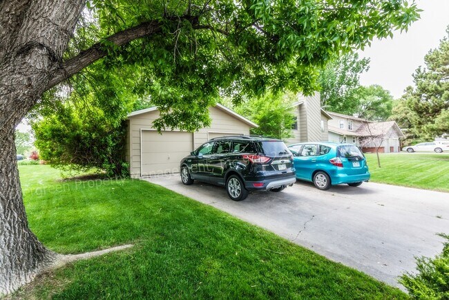 Building Photo - 915/917 Camelot Court