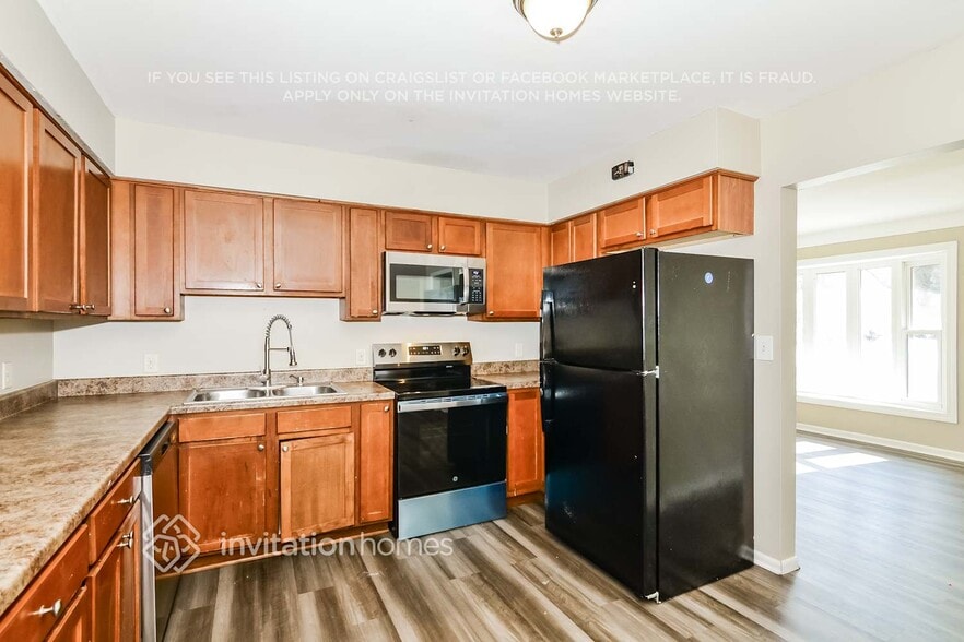 Building Photo - 2110 2nd St S