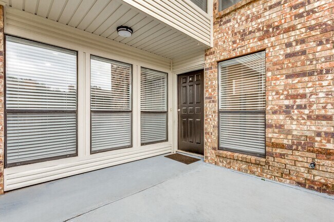 Building Photo - 2805 Meadow Park Dr