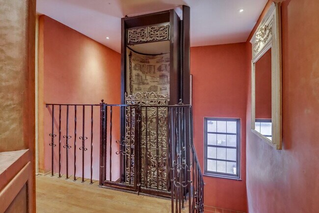Building Photo - ROOM FOR RENT in beautiful Point Loma cust...