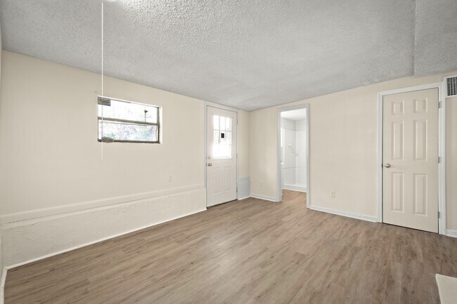 Building Photo - 3023 Lorman Dr