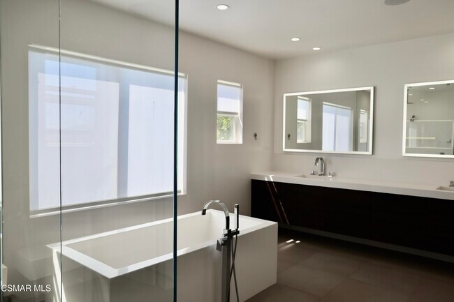 Building Photo - 6072 Mandeville Pl