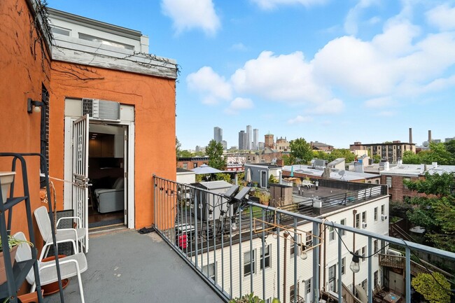 Building Photo - 278 Monmouth St