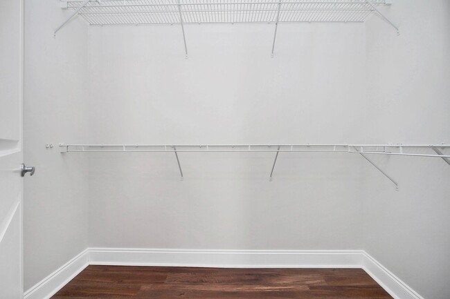 Building Photo - Beautiful 1-Bedroom Corner Unit - Just minutes from Uptown Charlotte!