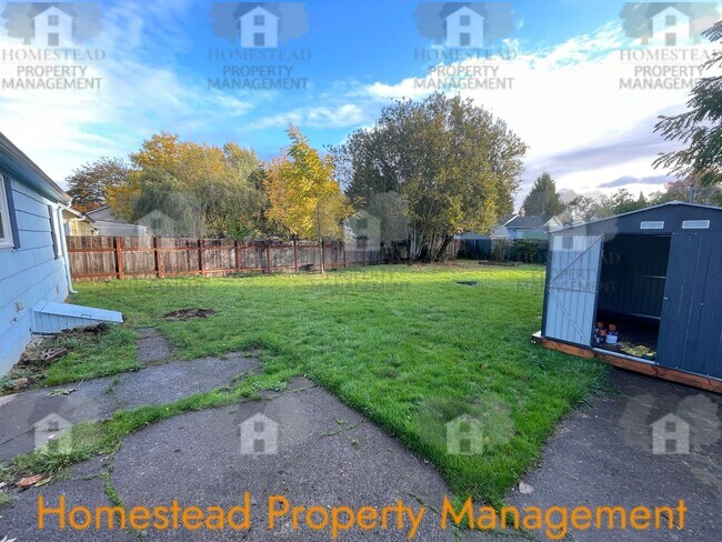 Building Photo - CHECK OUT THIS HUGE YARD!