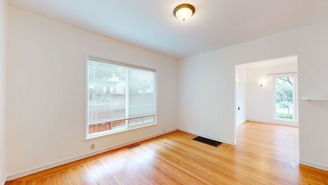 Building Photo - Charming 2 Bedroom Oakland Unit!