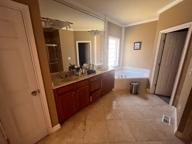 Building Photo - Beautiful 4 Bed in Hamburg!