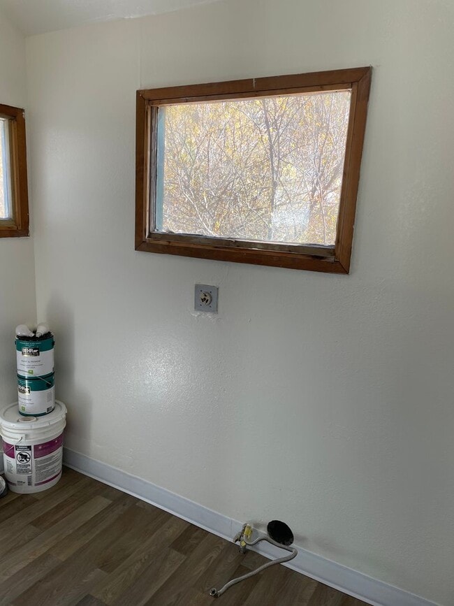 Building Photo - 1049