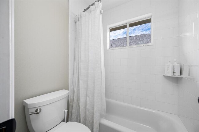 Building Photo - 2808 Southpointe Ln